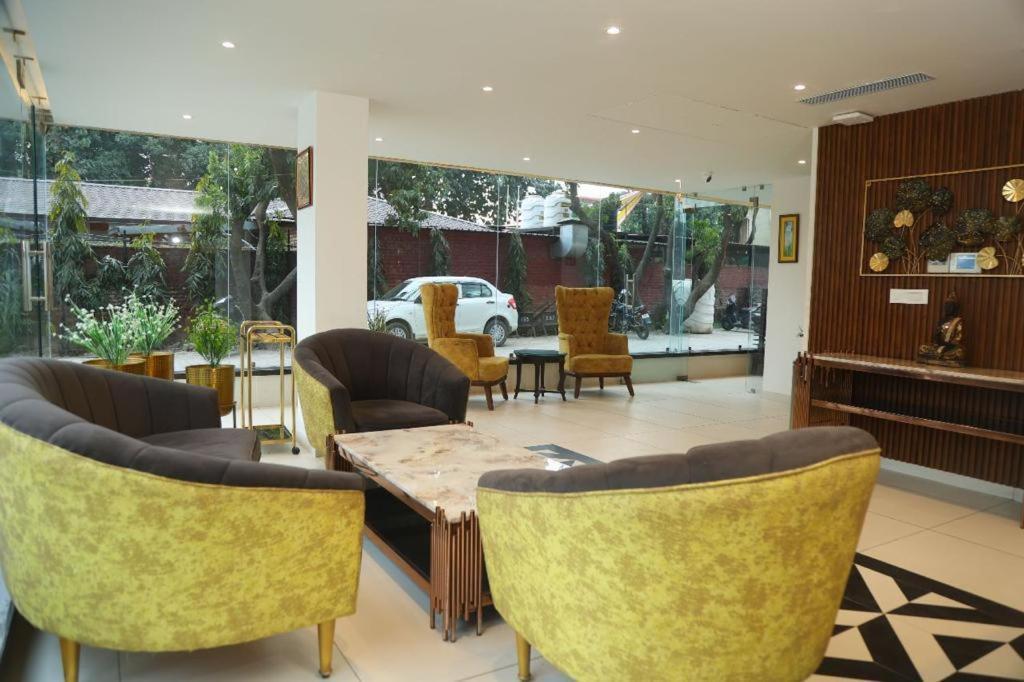 Sapphire Sky Hotel Dehradun Ngoại thất bức ảnh