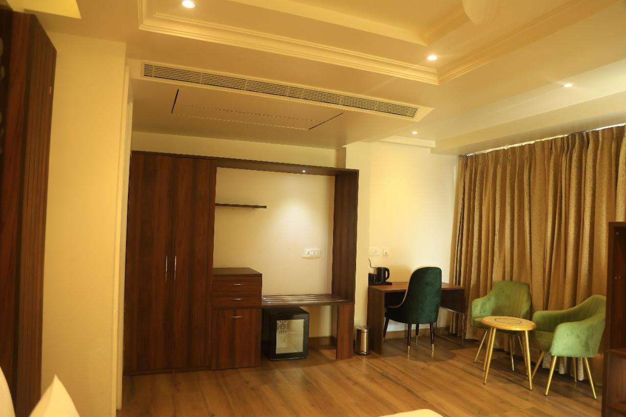 Sapphire Sky Hotel Dehradun Ngoại thất bức ảnh